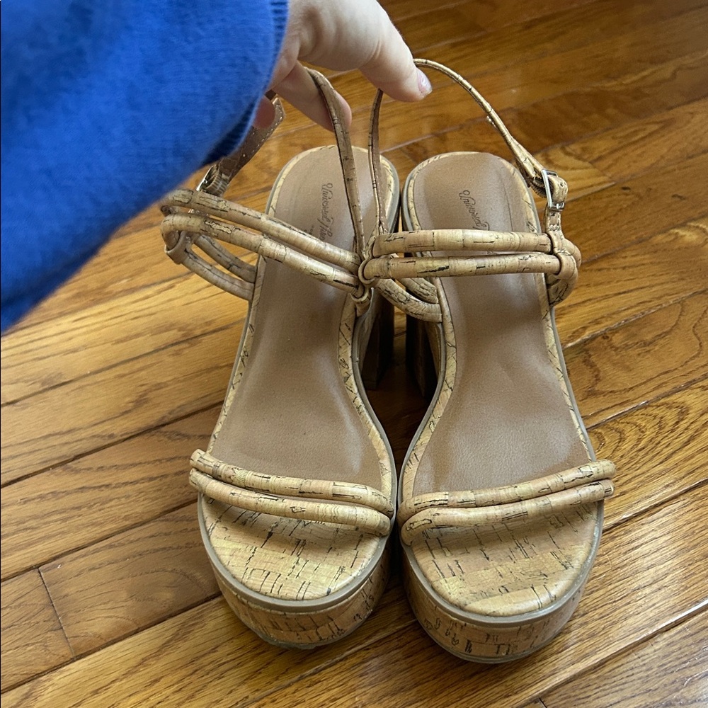 Universal Thread Tan Platform Sandals
